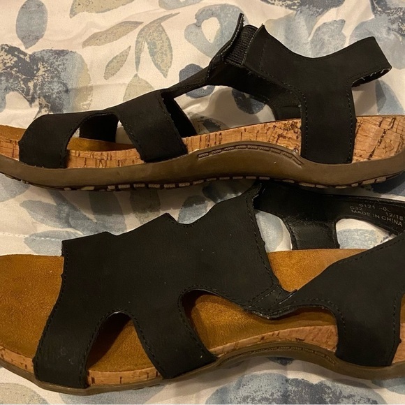 BearPaw slip on sandals size 7 - Picture 2 of 3